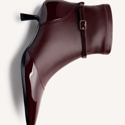 Bota feminina castanha com tira e fivela dourada