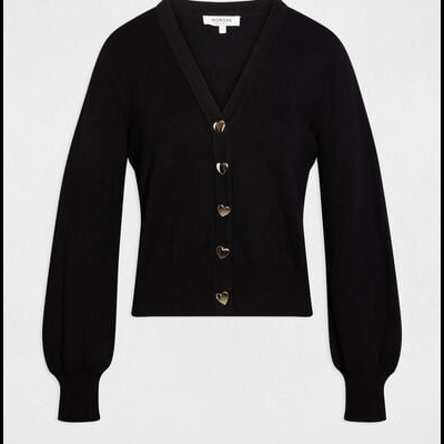 Cardigan preto feminino com botões dourados em forma de coração