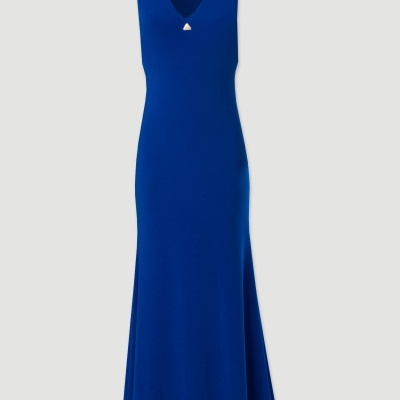 Vestido comprido azul royal sem mangas com decote em V e detalhe triangular metálico