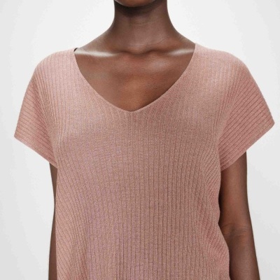 Top feminino em malha canelada rosa claro com decote em V e manga curta