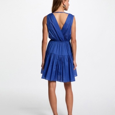 Vestido azul curto com decote em V nas costas