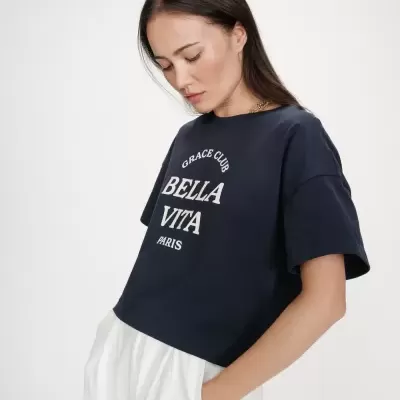 T-shirt curta azul escuro com texto branco BELLA VITA usada por mulher