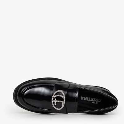 Sapato mocassim preto com fivela prateada e cristais em fundo branco