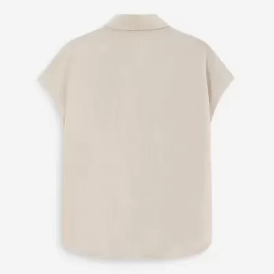 Camisa bege clara de linho vista de costas