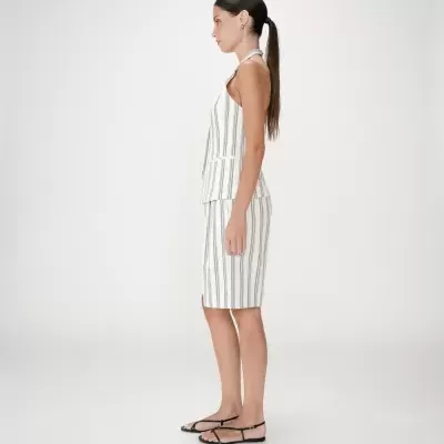 Conjunto feminino branco riscas cinzentas com sandálias pretas