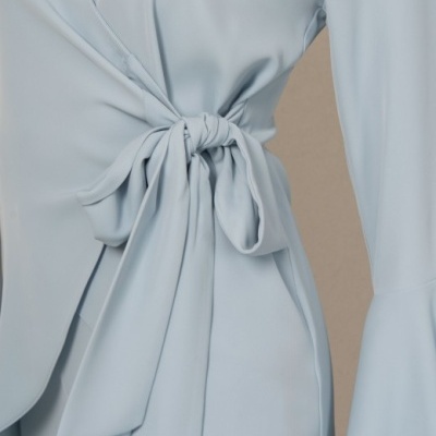 Blazer feminino azul claro com laço na cintura e mangas com folho