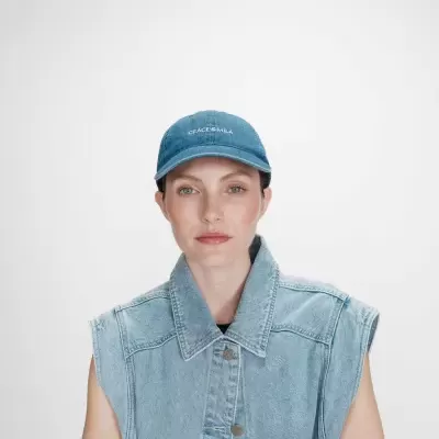 Pessoa com boné de ganga azul e colete de ganga claro