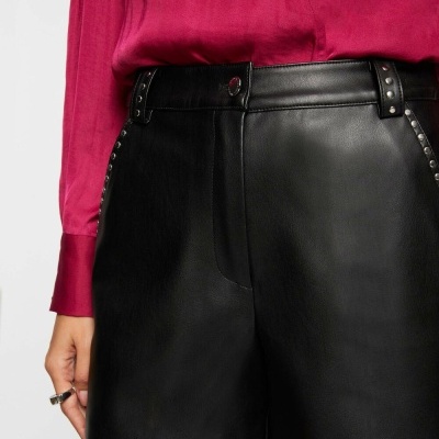 Calções pretos em pele sintética com tachas prateadas e blusa manga comprida vinho