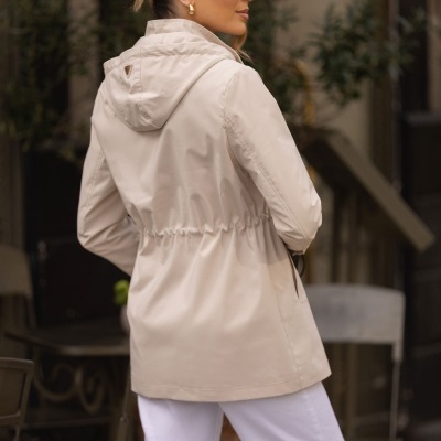 Casaco bege com capuz e cordão ajustável na cintura