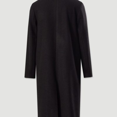 Casaco comprido preto de costas com gola e manga comprida