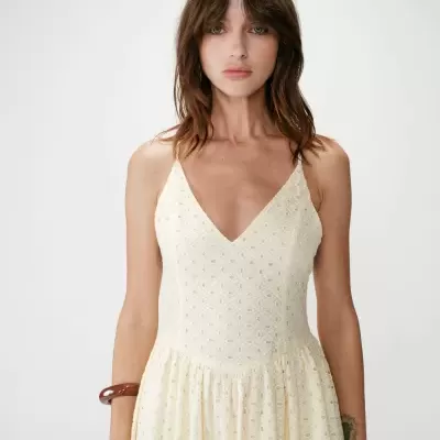 Vestido creme de renda com decote em V e alças finas