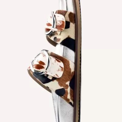 Sandália mule prateada com tiras em padrão animal print