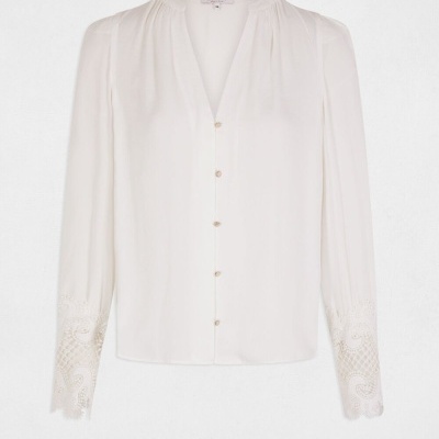 Blusa branca de manga comprida com botões e bordados nas mangas