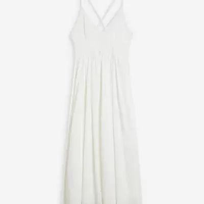 vestido longo branco com alças finas cruzadas e renda com detalhes perfurados