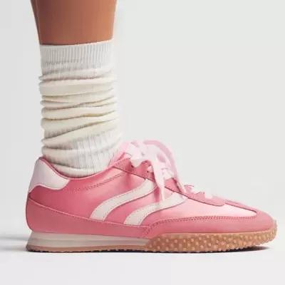 Ténis cor-de-rosa com detalhes brancos e meia branca franzida