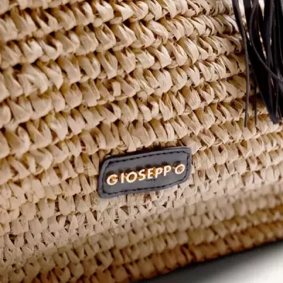Saco de palha bege com etiqueta GIOSEPPO e franjas pretas