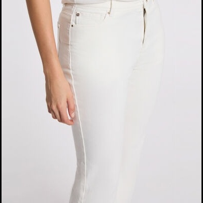 Calças de ganga brancas de mulher com detalhes metálicos em ambiente de estúdio