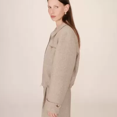 Casaco curto bege claro padrão espinha de peixe com botões