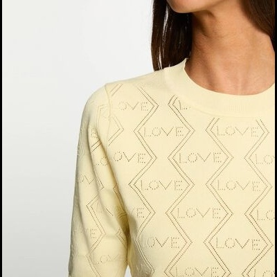 Camisola creme com padrão LOVE perfurado e manga curta