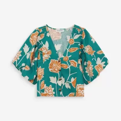 Top feminino verde com estampa floral laranja e branca e botões frontais.