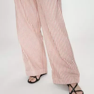 Calças riscas verticais vermelho e branco com sandálias pretas
