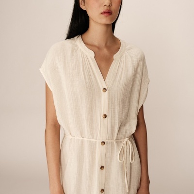 Vestido branco com botões castanhos e cinto fino ao redor da cintura