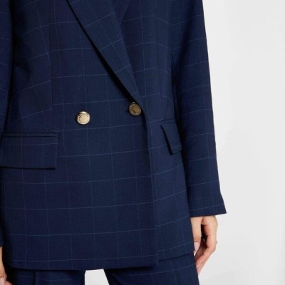 Blazer azul escuro com padrão de quadrículas finas e botões dourados