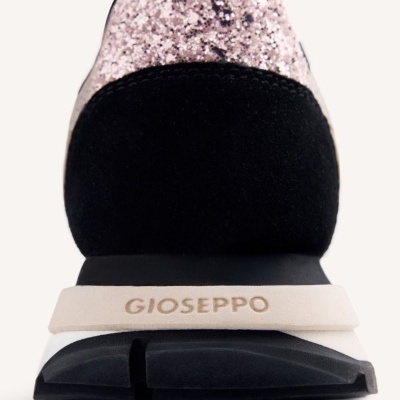 Vista traseira de um sapato desportivo com detalhes em glitter rosa e sola preta e branca