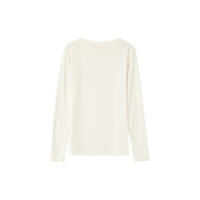 Camisola feminina creme de manga comprida sobre fundo branco