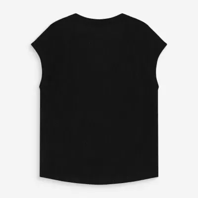 T-shirt preta sem mangas vista pelas costas