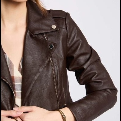 Jaqueta de pele sintética castanha escura com fecho zip e botões prateados