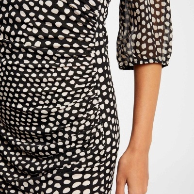 Vestido preto com manchas brancas e manga de tule transparente franzida