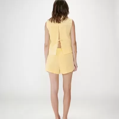 Conjunto amarelo claro com top e calções vistos de costas