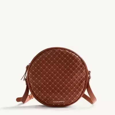 Mala redonda castanha trançada com tachas douradas e alça ajustável