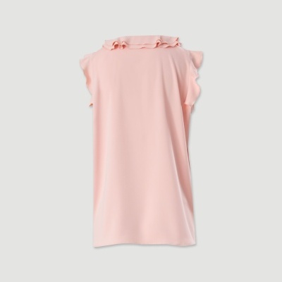 Blusa feminina rosa claro com gola alta e detalhes franzidos