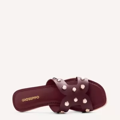 Sandália castanha em pele com tachas metálicas prateadas e marca GIOSEPPO dourada