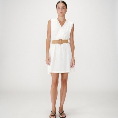 Vestido branco com cinto bege e sandálias pretas