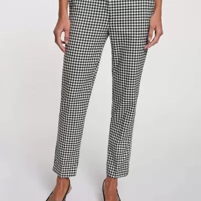 Calças às quadrados preto e branco com cinto fino na cintura e sapatos pretos de salto