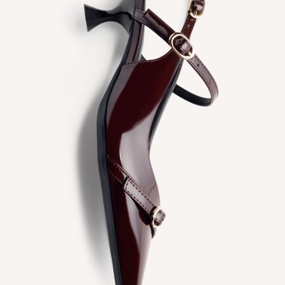 Sapato de salto alto em verniz castanho escuro com tiras e fivelas douradas