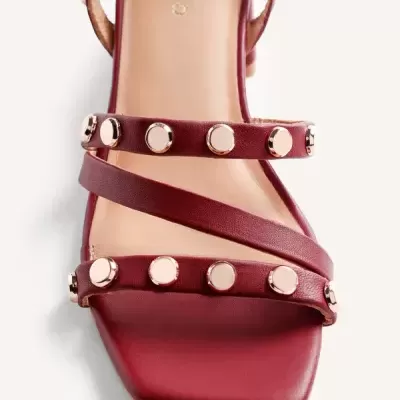 Sandália vermelha de tiras com tachas prateadas e sola bege