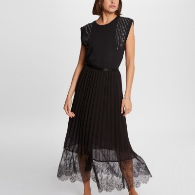 Vestido preto feminino com detalhes brilhantes, saia plissada e renda na barra