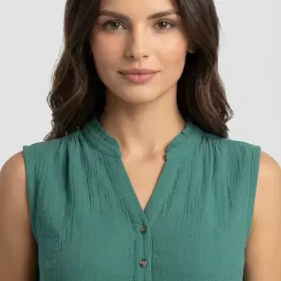 Blusa feminina verde texturizada sem mangas com botões castanhos.