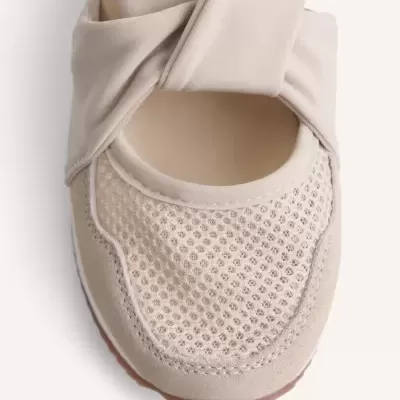 Sapato bege claro com malha respirável e tira cruzada
