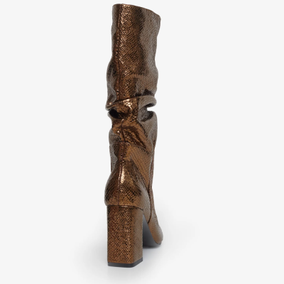 Bota alta castanha metalizada com padrão pele de cobra, vista traseira.