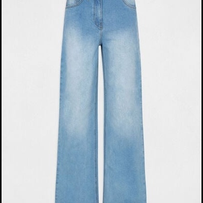 Calças de ganga azul claro com corte direito e bolsos frontais