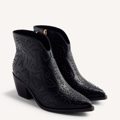 Botins pretos de pele com tachas e salto médio