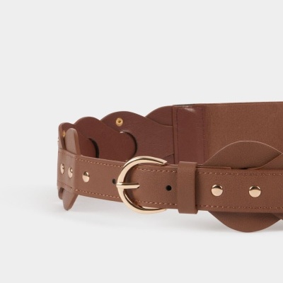 Cinto largo castanho em pele sintética com fivela dourada e detalhes festonados