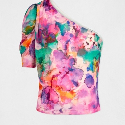 Top feminino assimétrico floral colorido num fundo branco