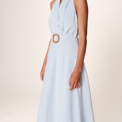 Vestido azul claro com cinto de fivela redonda e decote drapeado