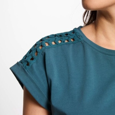 Top azul com detalhe em ponto aberto no ombro